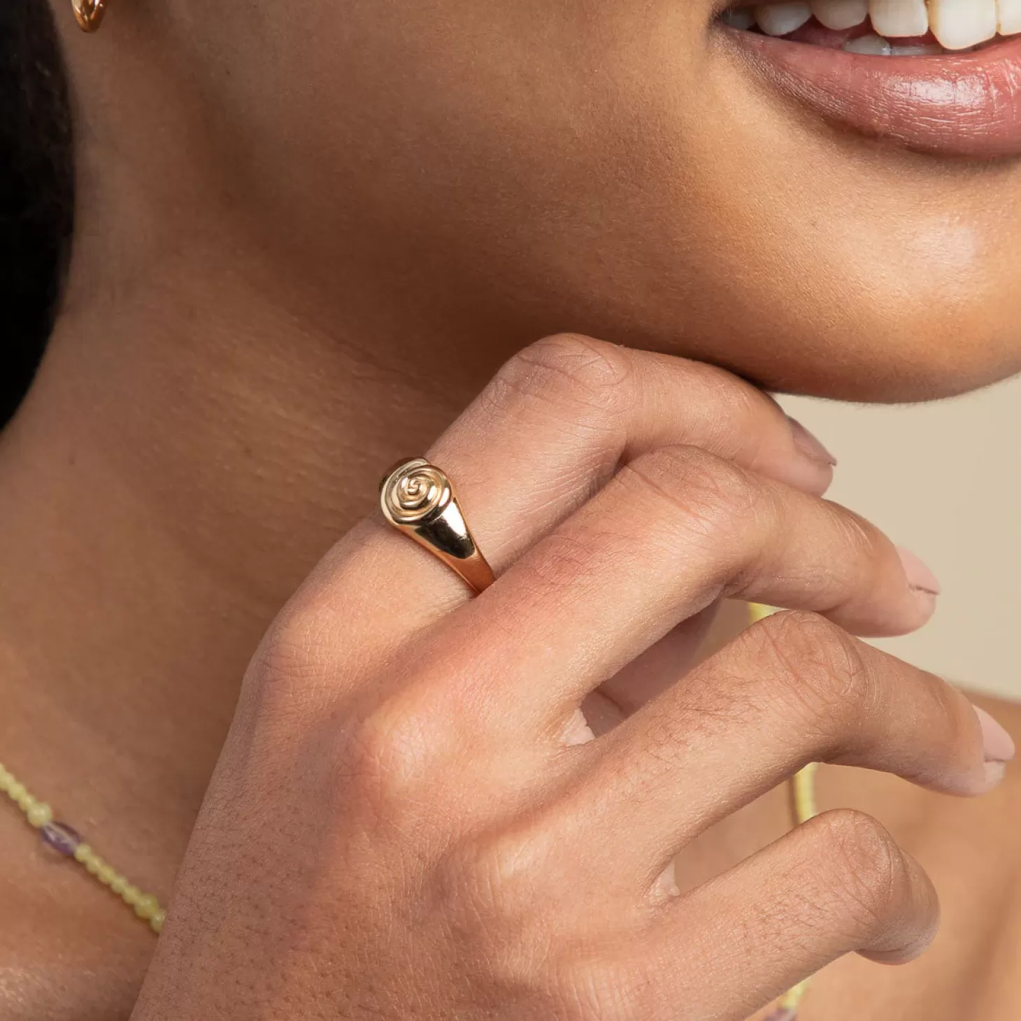 Astrid & Miyu Shell Signet Ring In Gold 18K Gold Plated Sterling Silver Best Sale