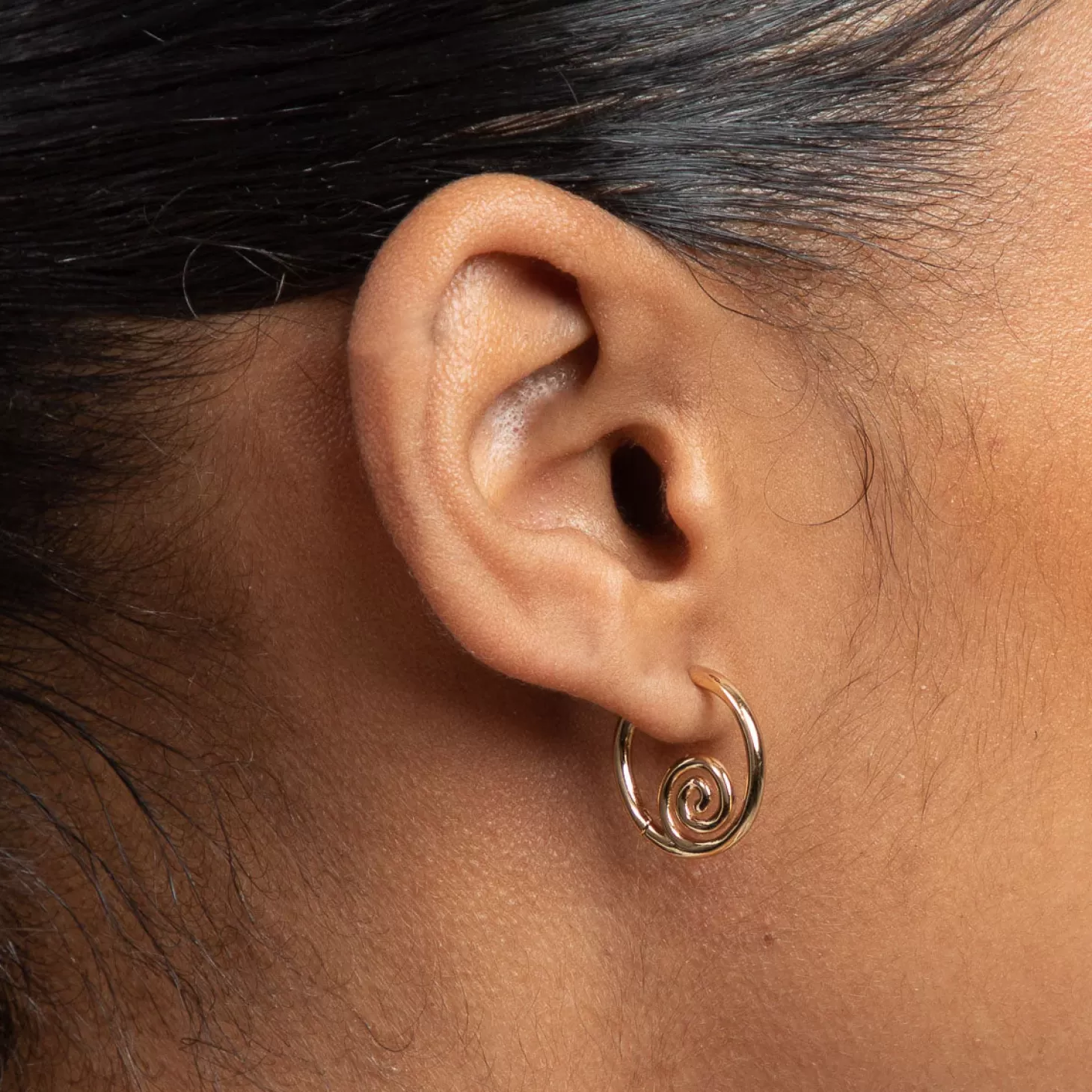 Astrid & Miyu Shell Swirl Hoops In Gold 18K Gold Plated Sterling Silver Store