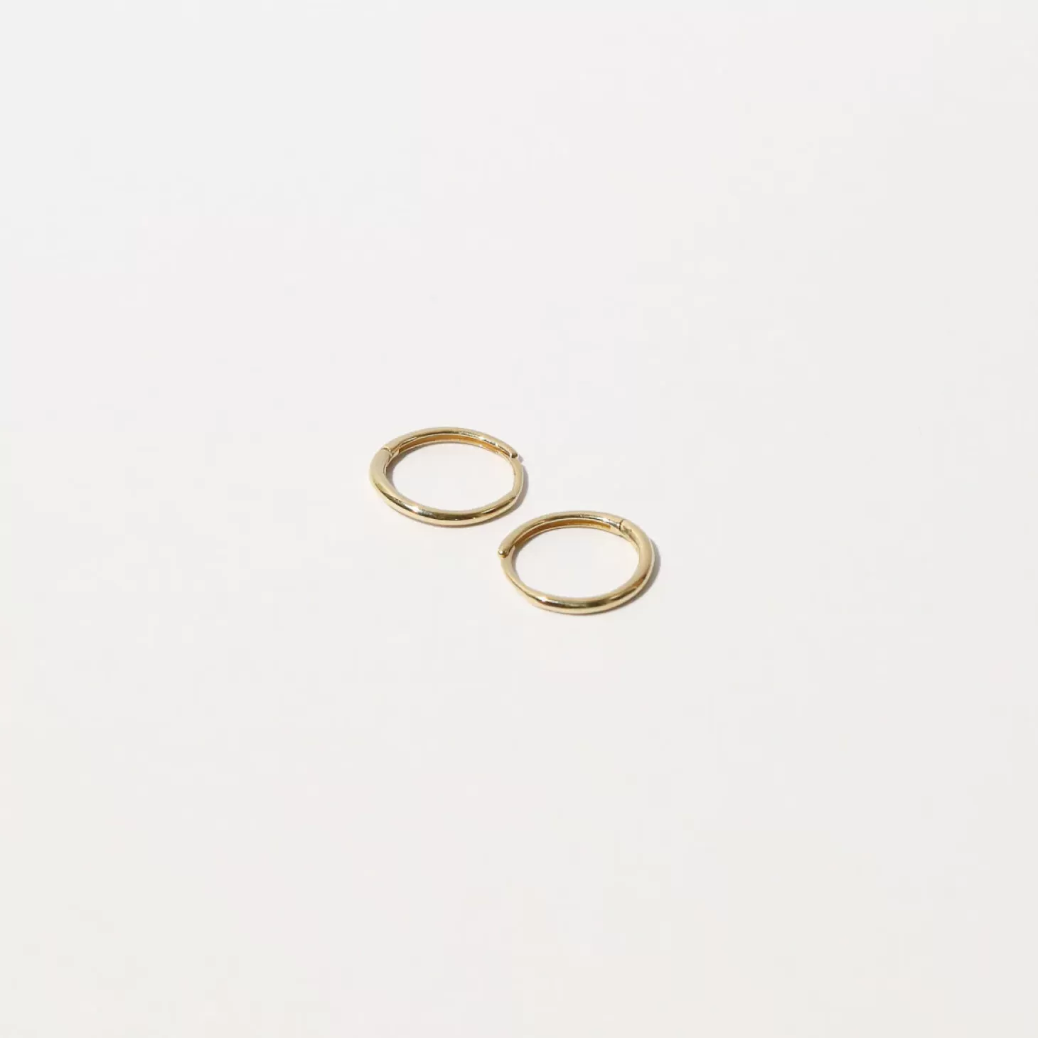 Astrid & Miyu Simple Hoops In Solid Gold 14K Gold Discount